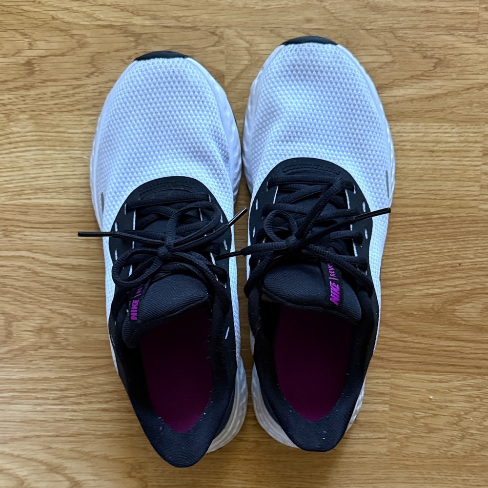 Nike Women's Black and White Sneakers